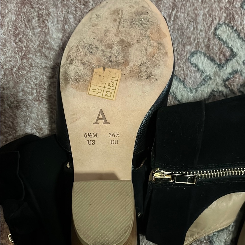 Black Open-Toe Heeled Sandals - Picture 3 of 4